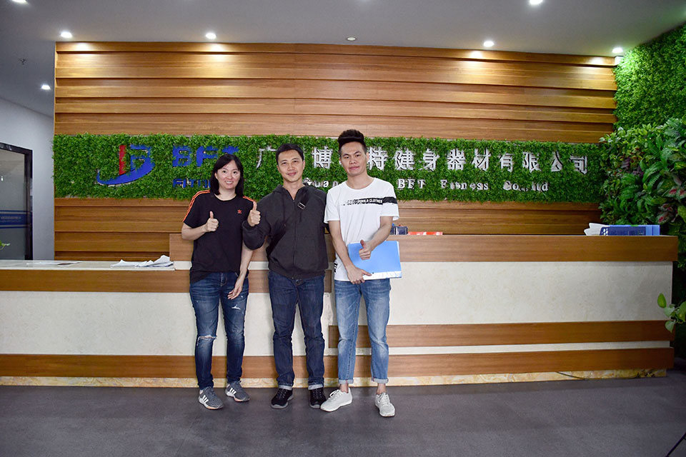 印度尼西亚客户来中国采购向日葵污APP健身器材